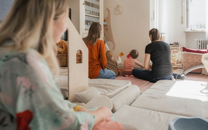 Eltern und Kinder im Wohnraum